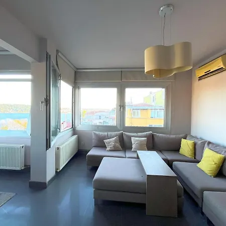 Cozy With Bosphorus View In Besiktas *